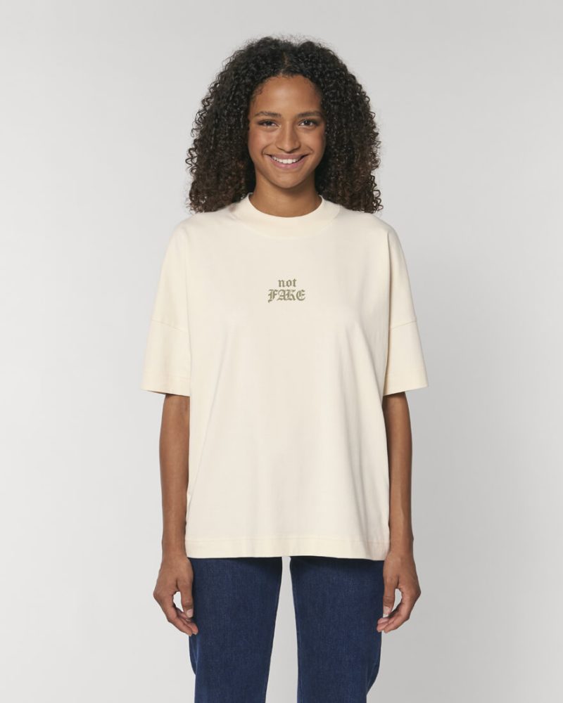 Camiseta vegana ancha negra no fake chica de frente