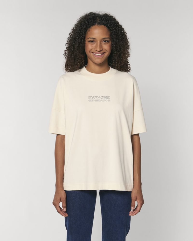 Camiseta vegana ancha beige power z generación chica de frente